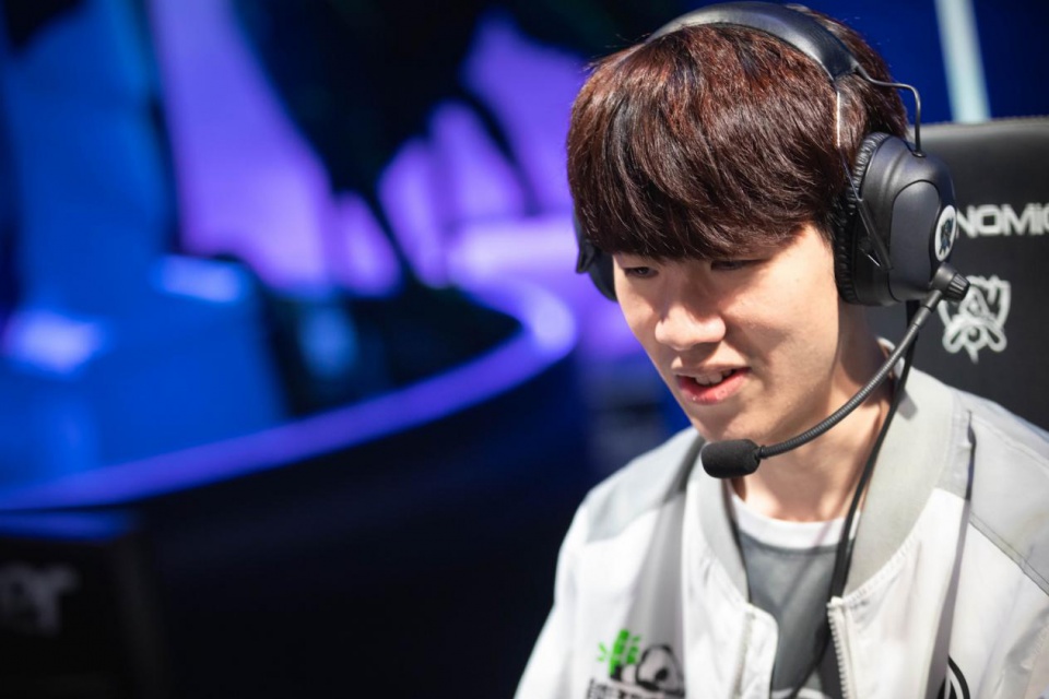 LCK女主持尹秀彬晒照：新的个人主页照片